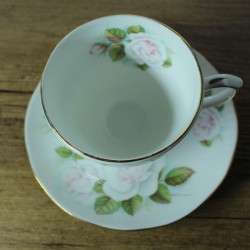 tasse-et-soucoupe-roses-duchess-england-fine-bone-china